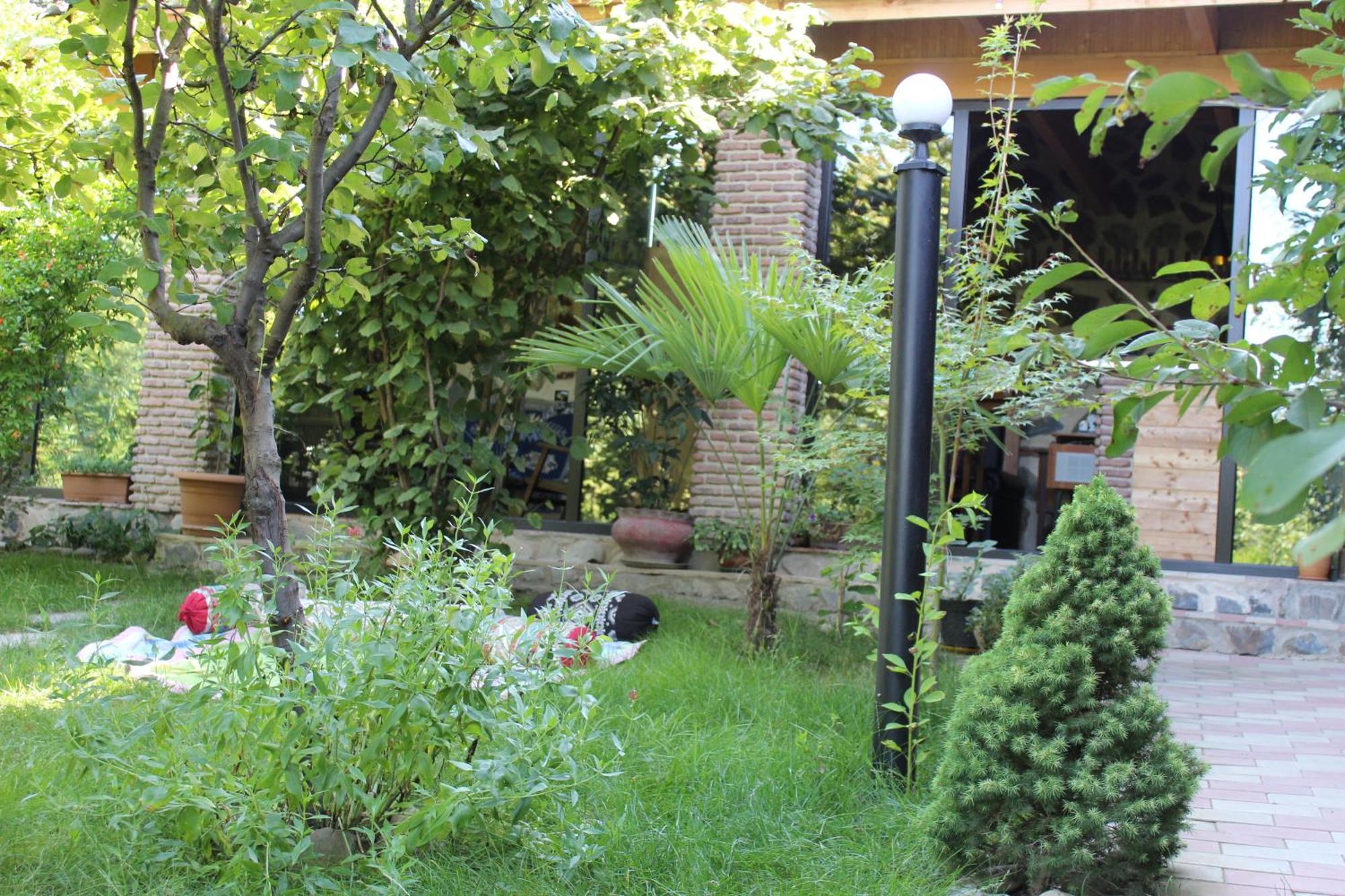 Guest House Poligloti Телави Екстериор снимка