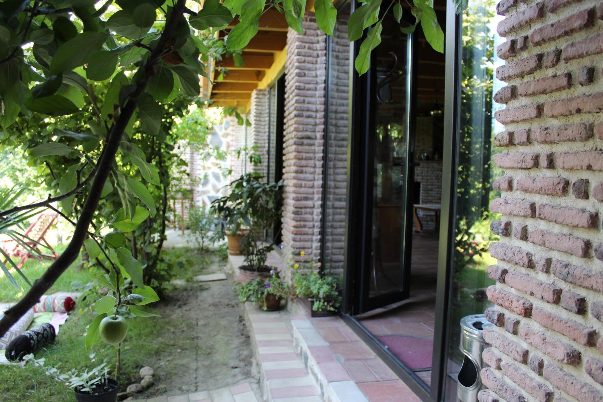 Guest House Poligloti Телави Екстериор снимка
