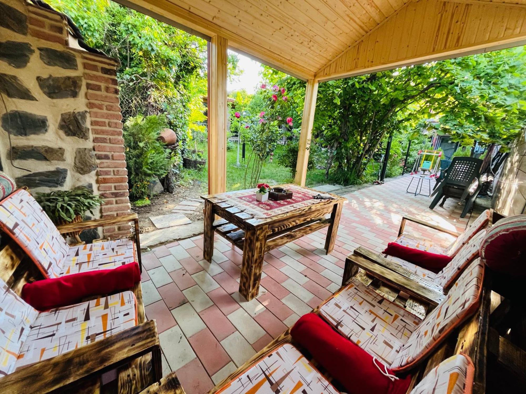 Guest House Poligloti Телави Екстериор снимка