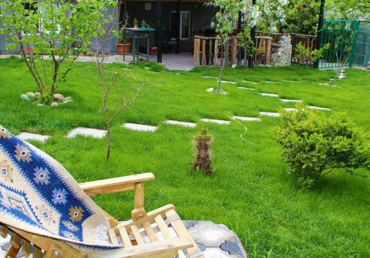Guest House Poligloti Телави Екстериор снимка