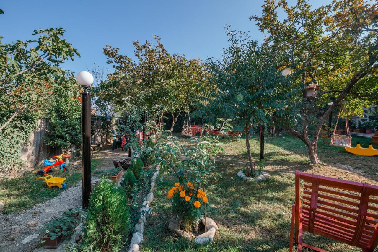 Guest House Poligloti Телави Екстериор снимка